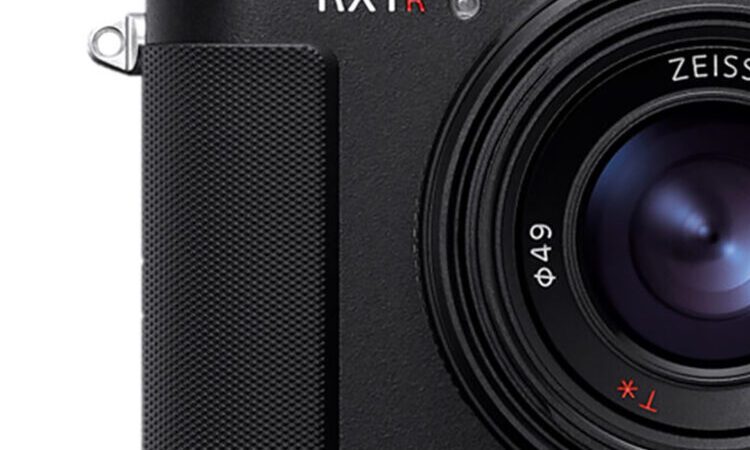Diez años después SONY renueva esta cámara 2 Sony RX1R III feat 1300x750 1 e1752744423562